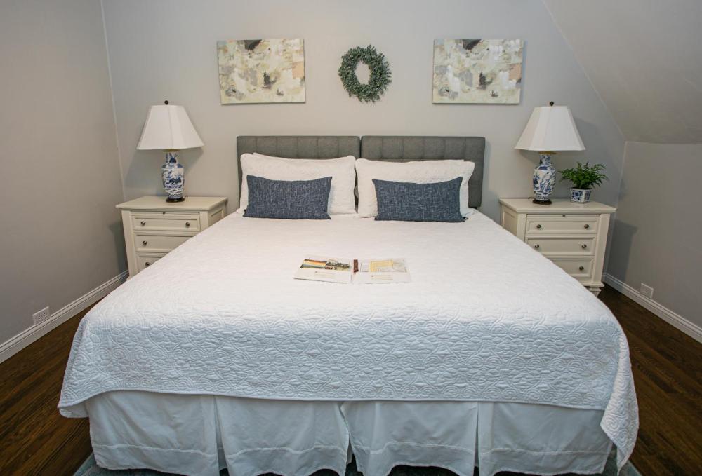 Pinot Noir Suite interior